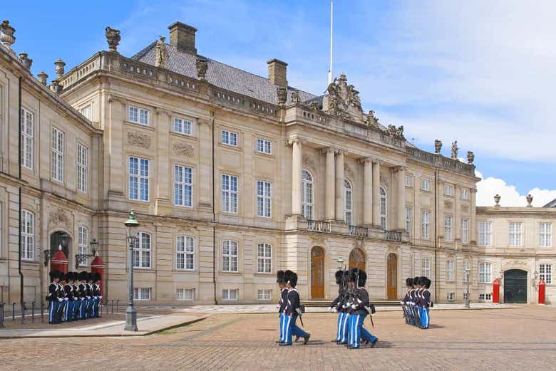 Assistez à un changement de garde du Palais Royal
