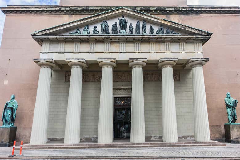 Façade néoclassique de la cathédrale de Copenhague